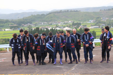 手筒花火をやる「に組」の皆さん