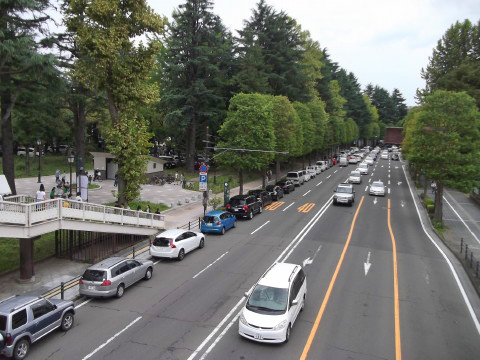 西公園前の道路は１車線が完全に埋まっている