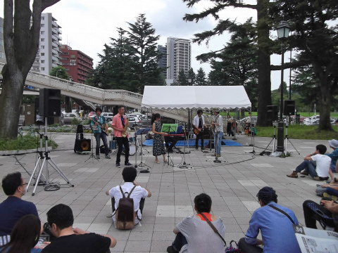 西公園のステージで演奏している人たち