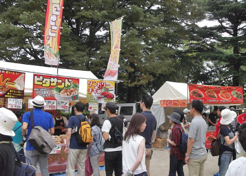 ワールドキッチンに並ぶ人々