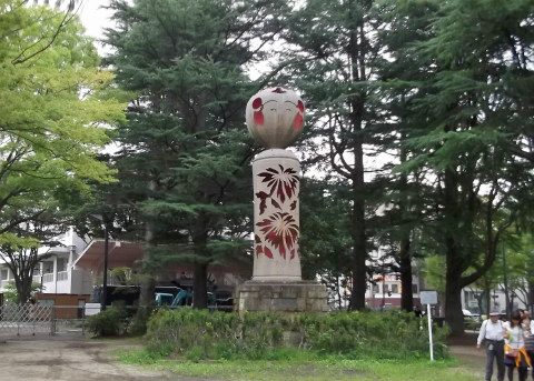 西公園にあるこけしの像？