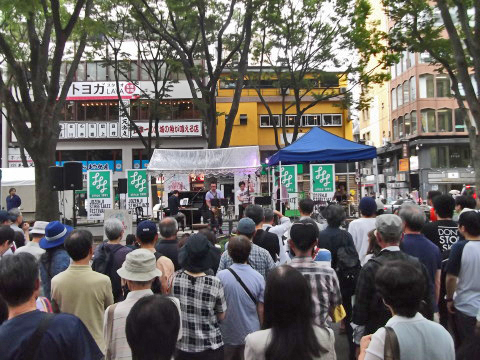 定禅寺通りのジャズフェス特設ステージで演奏