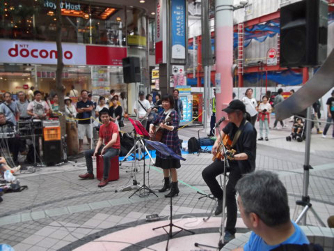 フォーラス近くのアーケードでジャズフェス