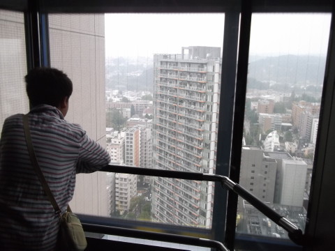SS30ビルのエレベーター内から見る景色