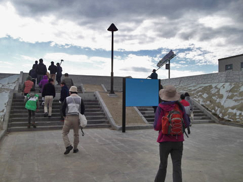 七ヶ浜の砂浜へ向かう団体