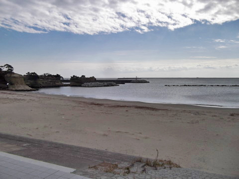 七ヶ浜の砂浜から漁港側を見る