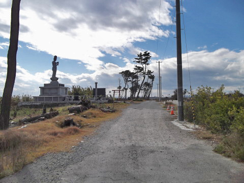 荒浜の深沼海岸前に作られた慰霊碑