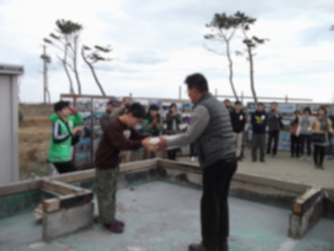 あらはま里浜ロッジで黄色いハンカチの贈呈式