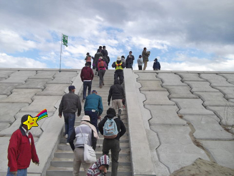 閖上に建設中の防潮堤へ上る