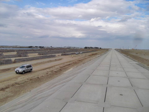 閖上の砂浜に建設中の防潮堤