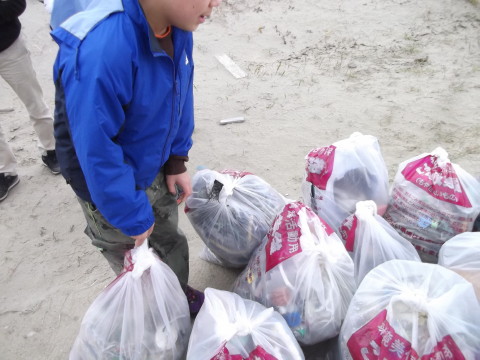 清掃活動後に集められたゴミ袋