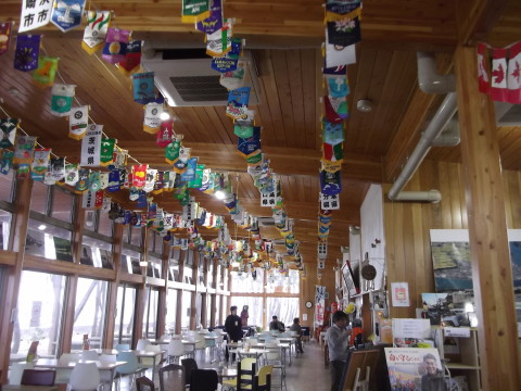 メイプル館の天井には多くの旗が