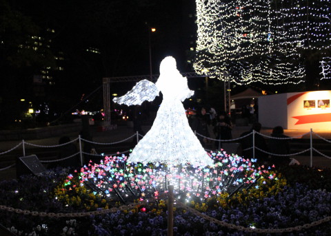 市民広場に飾られた光のオブジェ