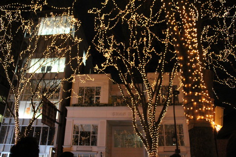 GRAN SITE　前で何かを探している人だかり