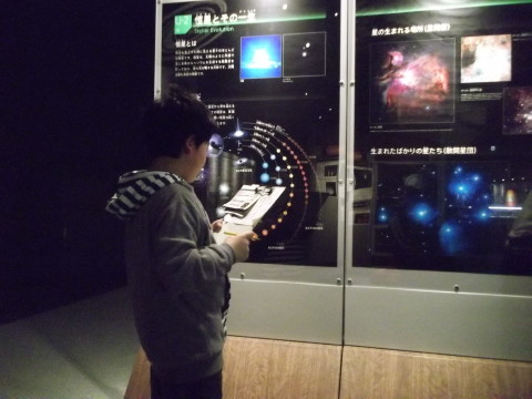 レアカードをゲットするため，クイズを頑張る息子･･･。