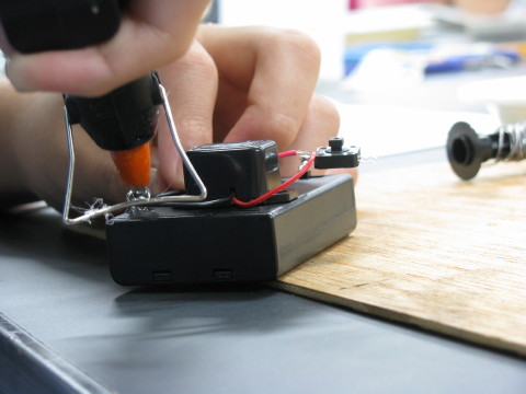 グルーガンでブザー吹鳴装置を作る息子