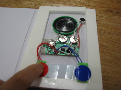 音声録音・再生機の録音ボタンを押す息子