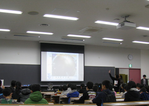 こども未来応援教室の社会科学習「ロボットをつくる」の授業風景