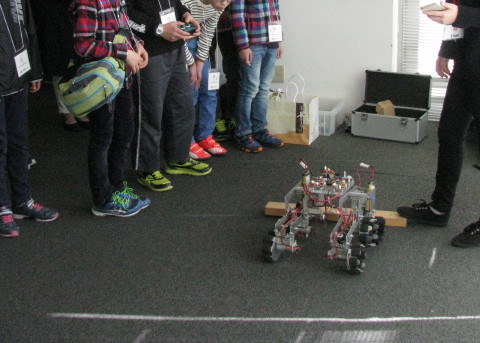 凸凹道を進むことができるロボット