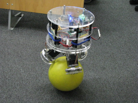 東北学院大学工学部が開発した玉乗りロボット