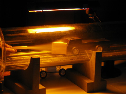 トラックの前に空気抵抗を減らす積み木を装着して実験