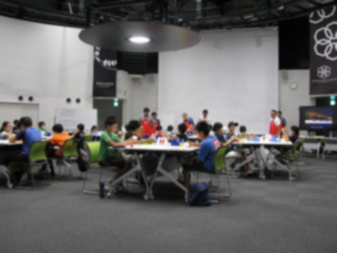 空気の流れを考えながら車の模型を制作する子供たち