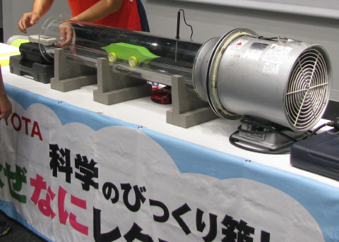 作った車の模型を空気抵抗測定器で測定していく