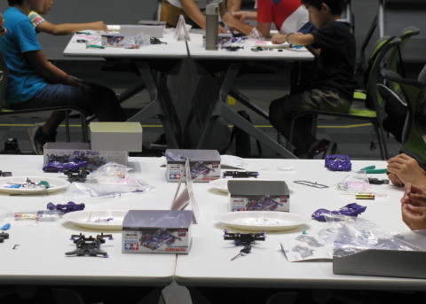 ミニ四駆を組み立てる子供達