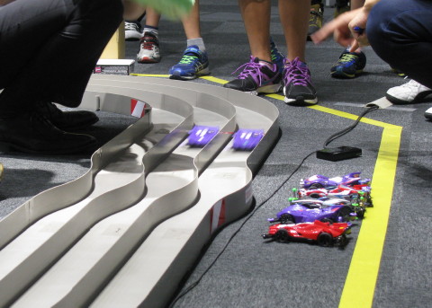 完成したミニ四駆で予選レース開始