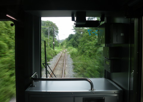 仙石線の車内から前方を見る
