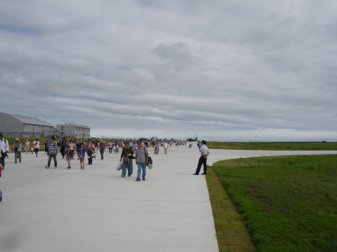 人の流れに逆らうように会場を目指す我が家