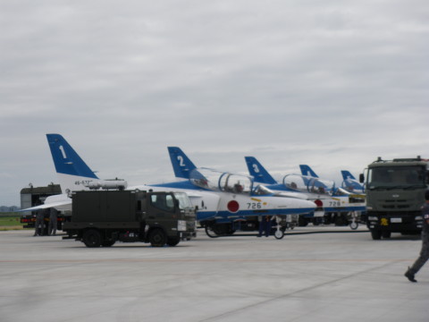 1列に並んだブルーインパルス