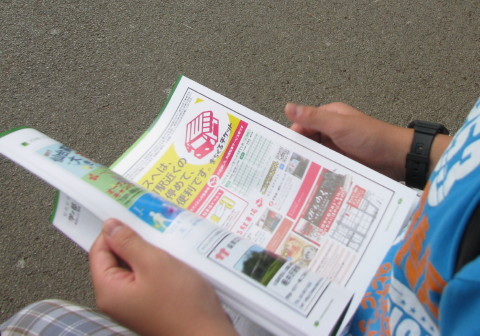 サイエンスデイのパンフレットを見る息子