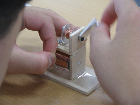 ボビンにエナメル線を巻いていく