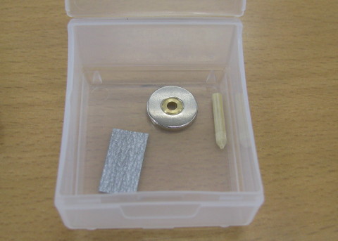 永久コマ製作用のネオジム磁石と竹の芯