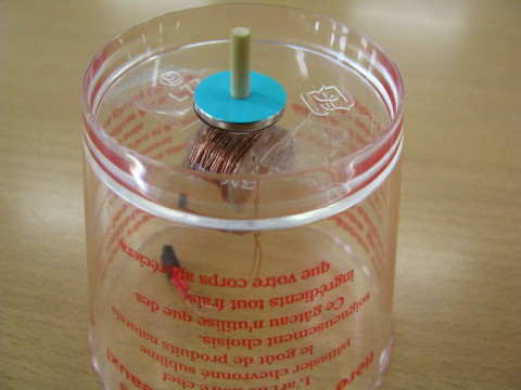 カップの上でコマを回してみた