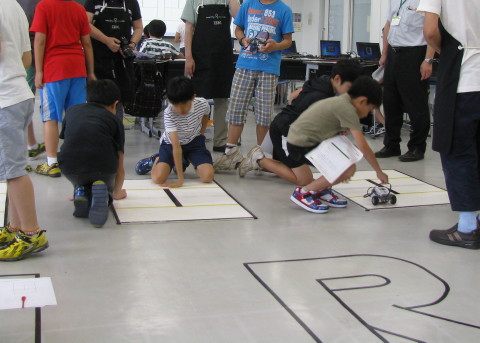 コースを走らせながら試行錯誤する子供たち