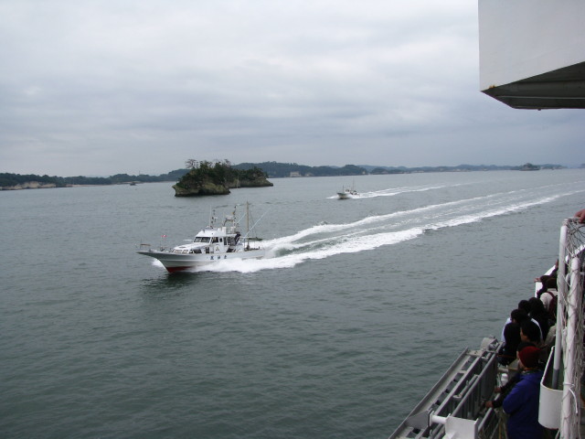 塩釜港に帰ってくる釣り船