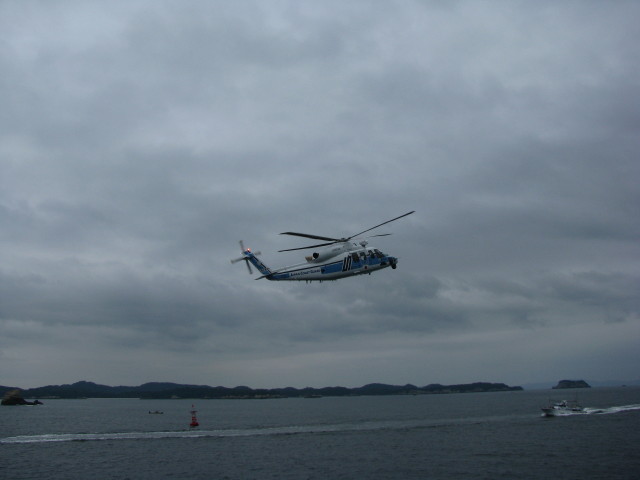 海上保安庁のヘリコプター「MH920 うみねこ」が巡視船ざおうの左舷側に現れた