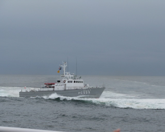 小型の巡視船も高速移動