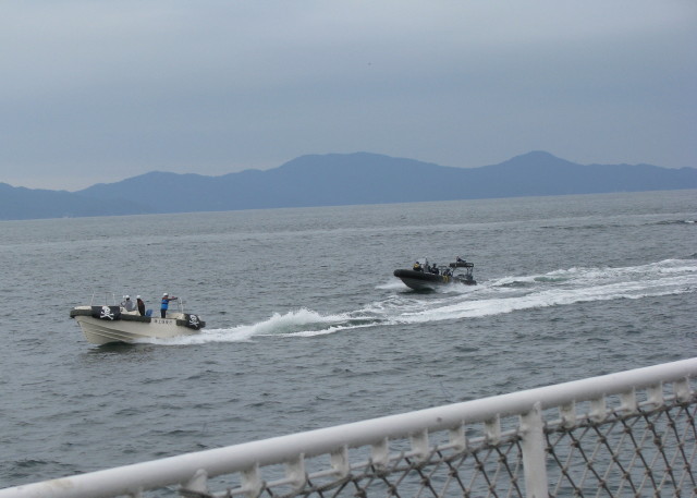 制圧訓練に参加した密漁船役の船