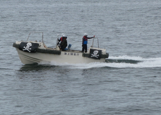 逃走船役のボートにはどくろマークが書いてあった