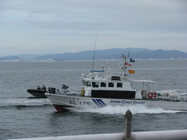 空砲による銃撃戦が始まる