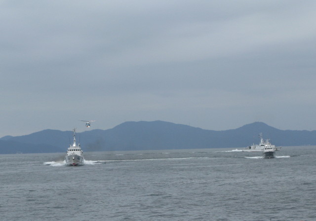 高速起動訓練を行う船とヘリ