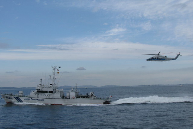 高速連携起動訓練を行う巡視船まつしまとヘリコプターうみねこ