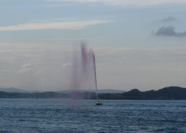 お見送りの噴水を上げる巡視船