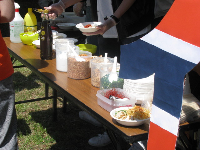 タイのブースにあるテーブルに並べられたネタ