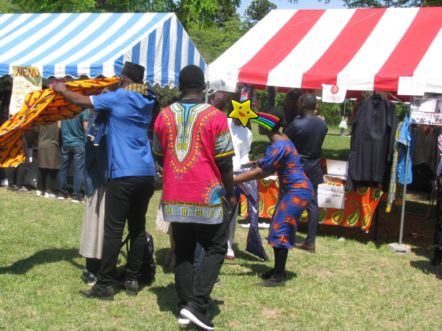 アフリカのブースでは民族衣装を着られるサービス