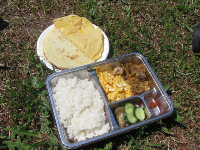 インドネシア料理「ナシ・ウドゥック・ブタウィ」とベルギー料理のパンケーキ