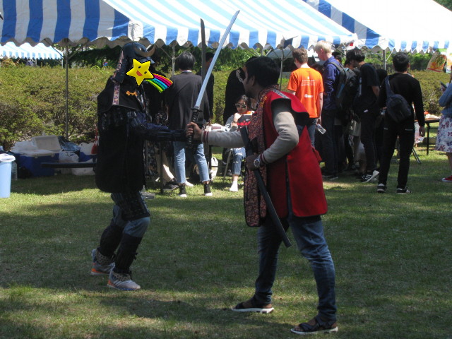 伊達政宗の衣装を着る外国の人